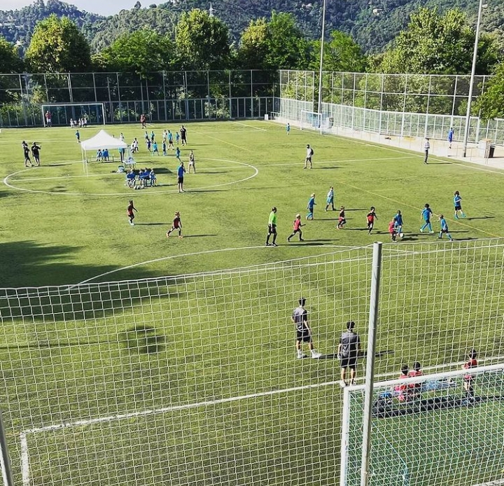 L’Ajuntament de Barcelona promociona la tasca de l’Escola de Futbol de Vallvidrera
