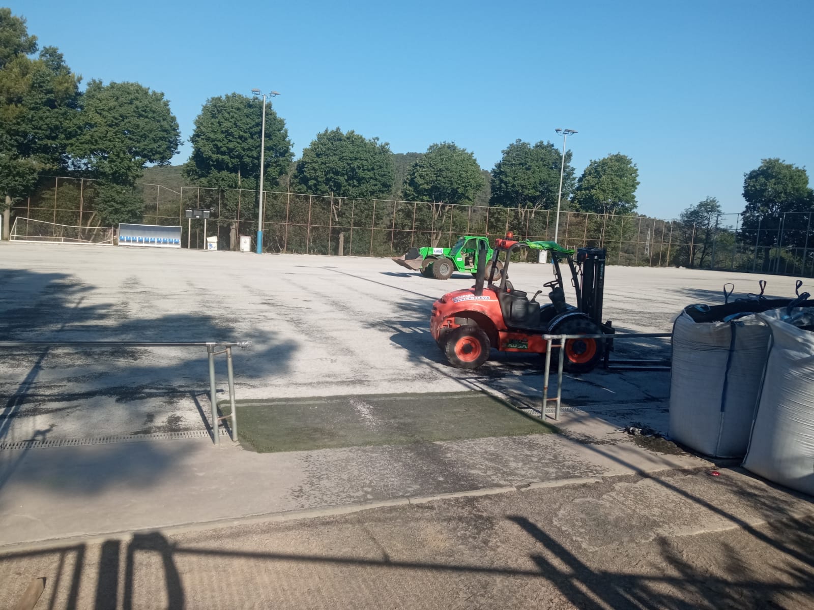 Renovació de la gespa del camp de Vallvidrera